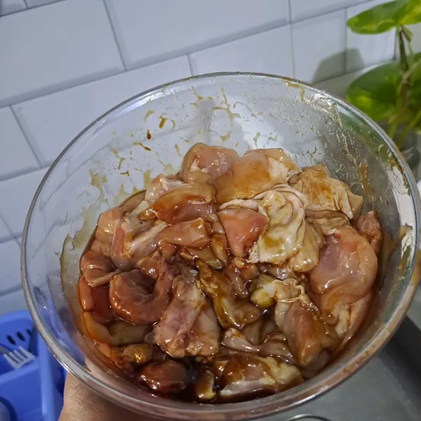Marinasi dengan bumbu diamkan minimal 30 menit (biasanya kalau aku malam pagi dimasak buat sarapan).