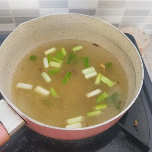 Tambahkan air dan masukkan daun bawang
