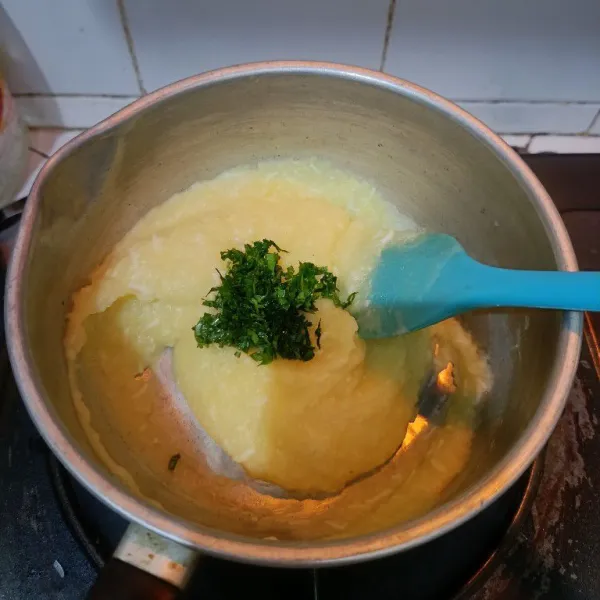 Terakhir masukkan parsley yang sudah dicincang, aduk rata. Masak hingga meletup. Matikan api dan sajikan dengan hidangan favorit keluarga.