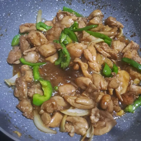 Masukan bumbu-bumbu paprika dan bawang bombay aduk rata masak sampai bumbu meresap koreksi rasa angkat sajikan.