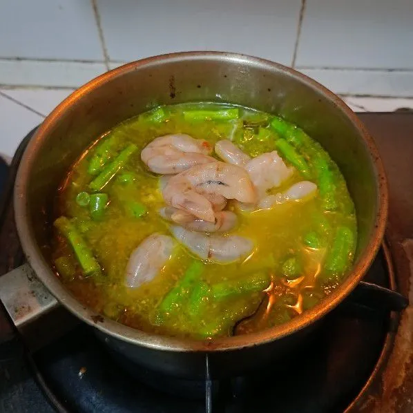 Kemudian masukkan udang. Masak hingga udang berubah warna