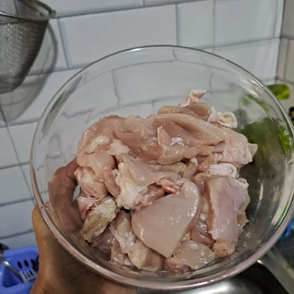 Potong ayam fillet sesuai selera.