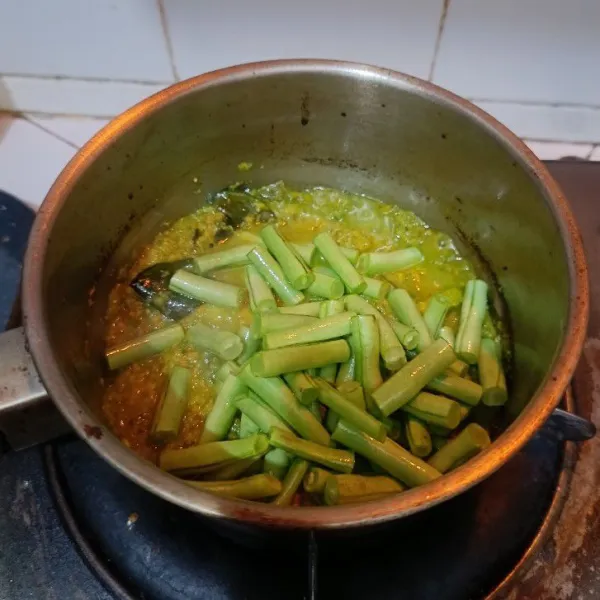 Masukkan buncis, beri air secukupnya. Masak hingga buncis setengah empuk/matang