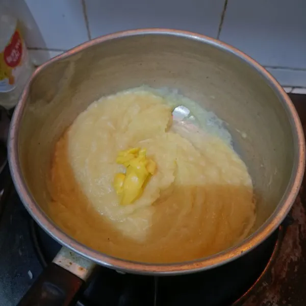 Setelah mengental, beri margarine. Aduk cepat hingga margarine meleleh dan tercampur rata.