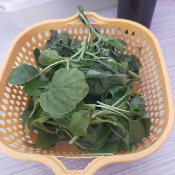 Potong bayam sesuai selera dan cuci bersih