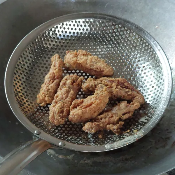 Panaskan minyak goreng dengan api sedang, goreng sayap hingga golden brown.