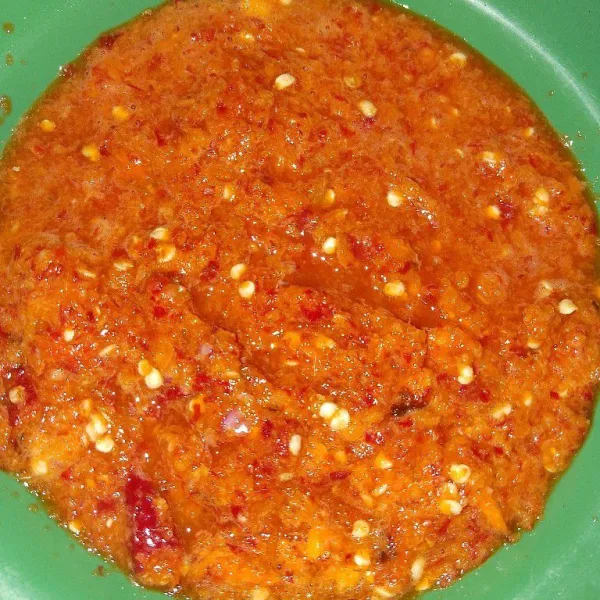Blender bawang merah, bawang putih, dan cabe rawit, tapi jangan sampai terlalu halus