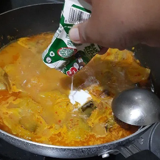 Masukkan santan masak hingga mendidih, dan koreksi rasa. Angkat dan sajikan.