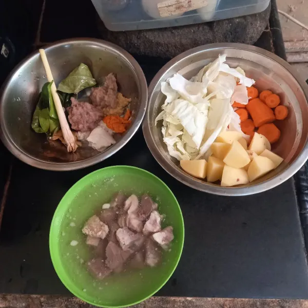 Haluskan semua bumbu yang perlu dihaluskan lalu cuci dan potong daging dengan ukuran sedang. Untuk sayur juga jangan dipotong terlalu kecil agar teksturnya tetap terasa saat dimakan.