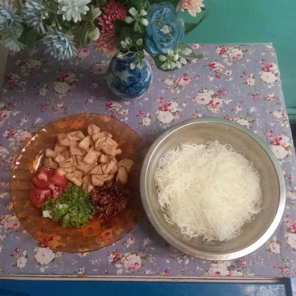 Siapkan bahan pelengkap bawang merah dan tahu dirajang lalu digoreng untuk daun sop, seledri cukup dirajang halus. Potong tomat seperti dadu. Rendam bihun dengan air dingin sampai mengembang lalu tiriskan. Campurkan semua bahan pelengkap dengan soto lalu sajikan.