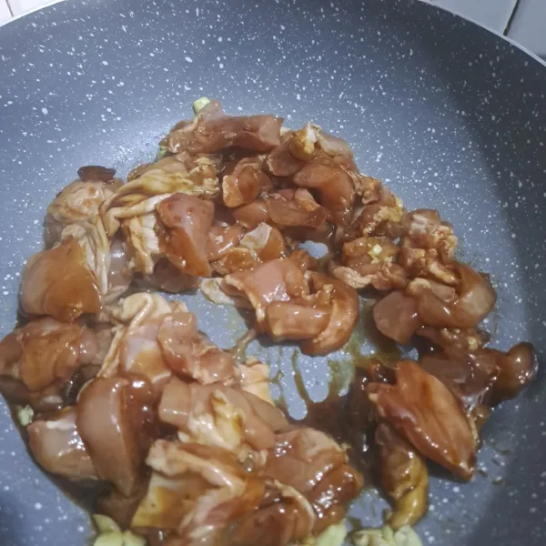 Masukan ayam yang telah dimarinasi aduk rata masak sampai berubah warna.