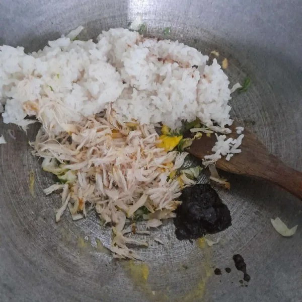 Masukkan nasi,ayam suwir dan bumbu rawon,aduk rata