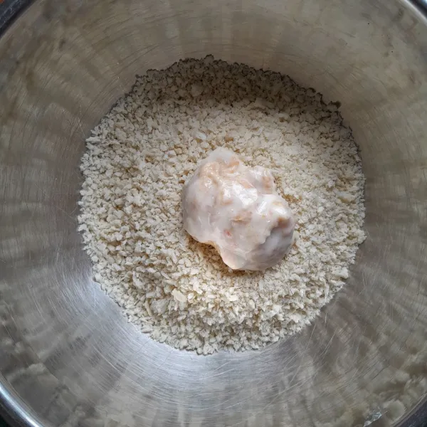 Masukkan ke dalam wadag berisi tepung roti. Balut adonan nugget dengan tepung roti sambil sedikit pipihkan dan bentuk sesuai selera. Angkat.