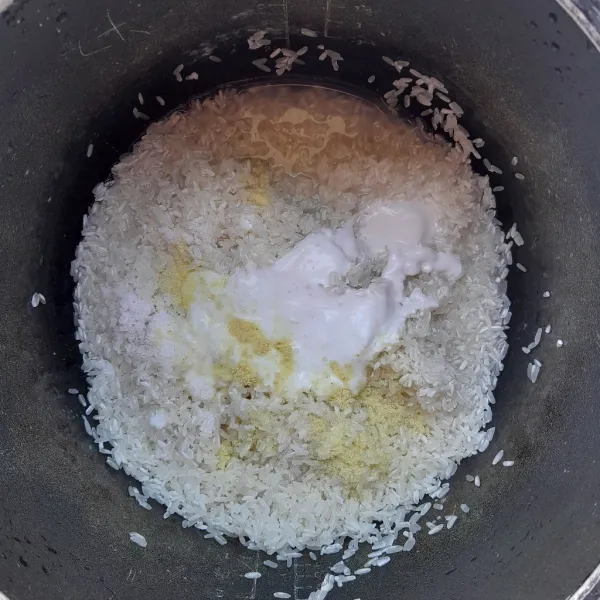 Nasi : Cuci beras seperti biasa. Masukkan dalam panci rice cooker, tambahkan santan, garam dan kaldu bubuk.