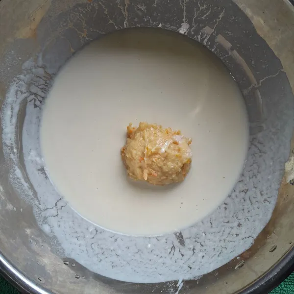 Kemudian masukkan ke dalam wadah berisi adonan pelapis. Balut adonan nugget dengan tepung pelapis kemudian angkat.