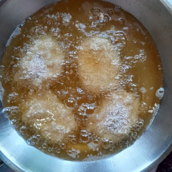 Setelah 30 menit,goreng nugget dalam minyak panas hingga nugget matang.