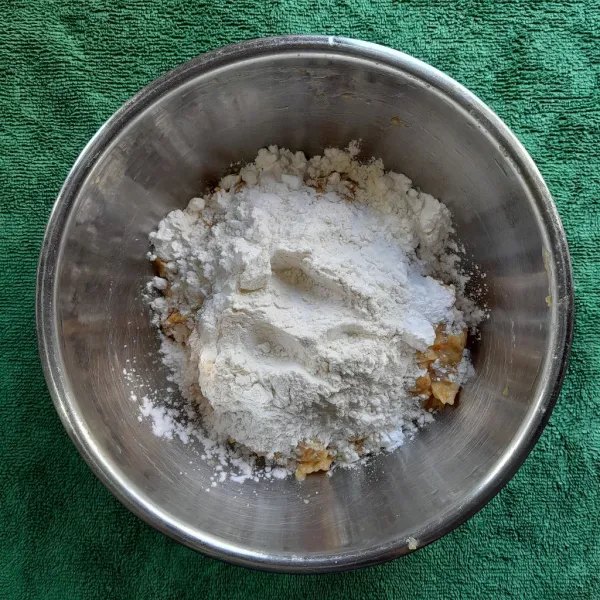 Masukkan kembali ke dalam wadah semula,kemudian tambahkan tepung tapioka dan tepung terigu. Aduk menggunakan spatula hingga tercampur rata. Sisihkan.