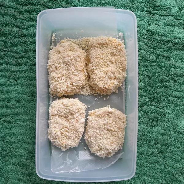 Tata dalam wadah,lakukan hingga habis (Alasi setiap lapisan dengan plastik sebelum di tumpuk dengan nugget selanjutnya). Tutup wadah,dan simpan nugget dalam freezer selama minimal 30 menit.