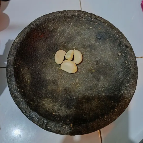 Haluskan bawang putih.