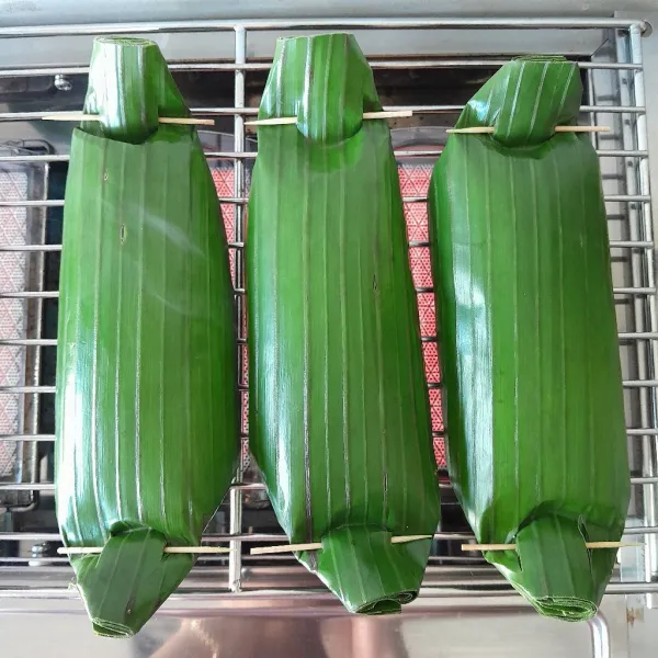 Kemudian bakar nasi hingga harum wangi bakaran.