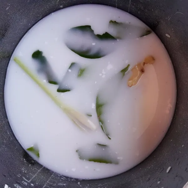 Tambahkan air (seperti memasak nasi biasa nya), daun salam, daun jeruk, serai dan jahe. Aduk rata. Masukkan dalam rice cooker dan masak seperti biasa. Setelah nasi matang, aduk dan matikan rice cooker.