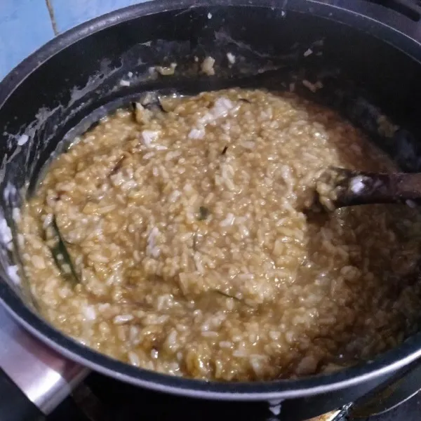 Aduk hingga gulanya larut, cek rasanya apakah manisnya sudah pas. Siap disajikan di cup atau piring, tuang bubur merahnya dulu berikan sedikit bubur putih di atasnya. Siap dinikmati 😍