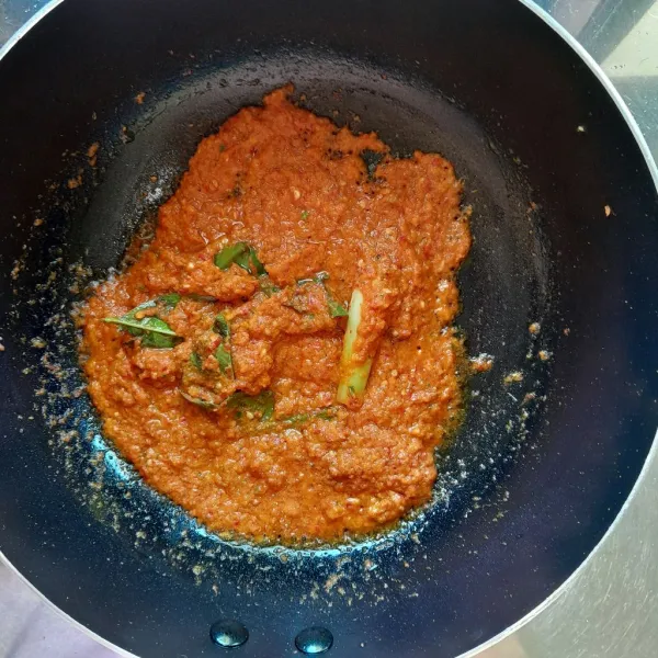 Ikan Suwir : Panaskan minyak dalam wajan, masukkan bumbu halus, daun salam, daun jeruk, serai dan jahe. Tumis hingga bumbu matang.