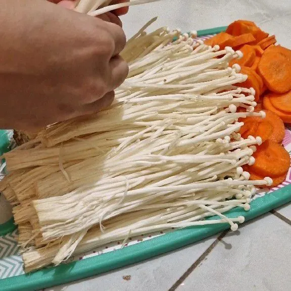 Potong wortel dan jamur enoki.