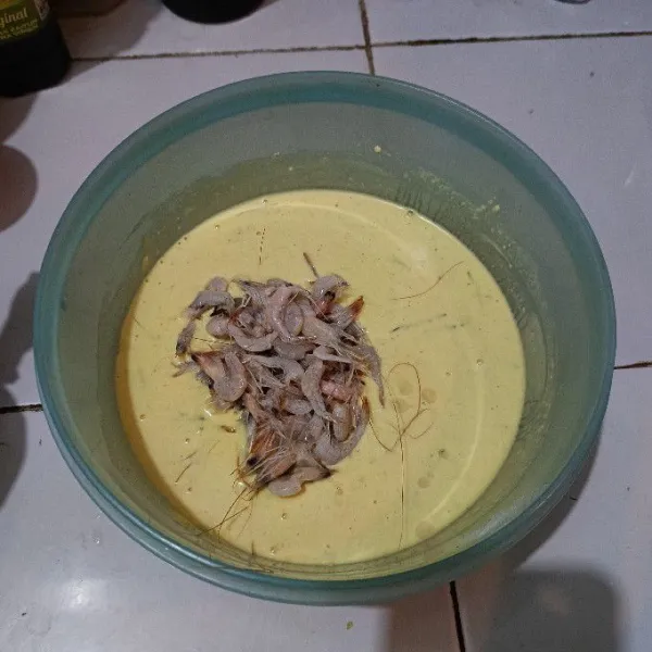 Masukkan udang dalam adonan tepung, aduk rata.