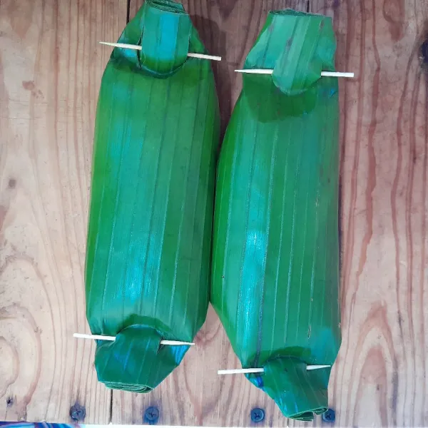 Gulung dan lipat seperti nasi bakar pada umumnya. Lakukan hingga habis.