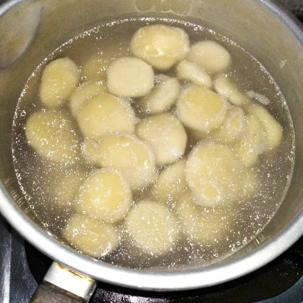 Didihkan air, beri 1 sdt minyak, lalu masukkan adonan cireng, masak hingga mengapung.