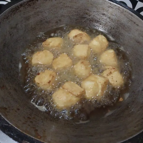 Goreng tahu sampai coklat dan matang