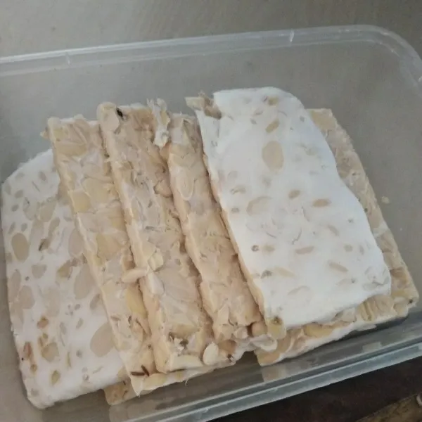 Potong tipis-tipis tempe, sisihkan.