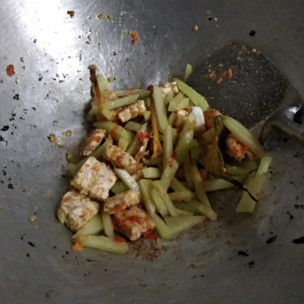 Masukkan potongan jipang dan tempe. Aduk rata dengan bumbu.