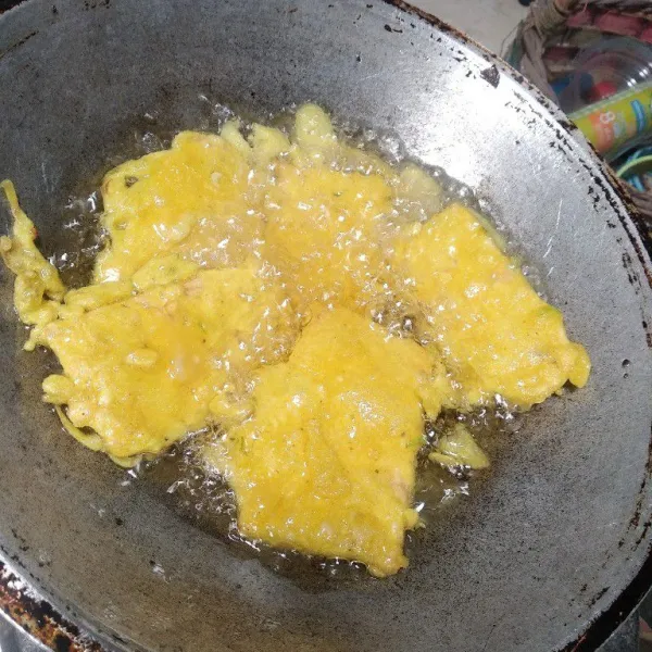 Panaskan minyak. Celupkan tempe kedalam adonan basah lalu goreng sampai matang. Angkat dan tiriskan.