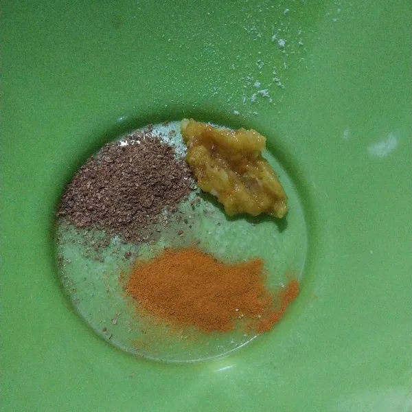 Haluskan bawang putih dan campurkan dengan kunyit bubuk juga ketumbar bubuk