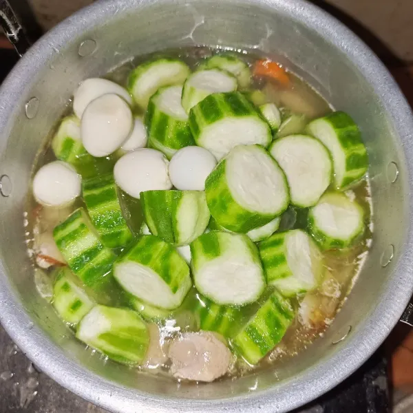 Masukkan oyong dan juga telur, masak sampai oyong matang