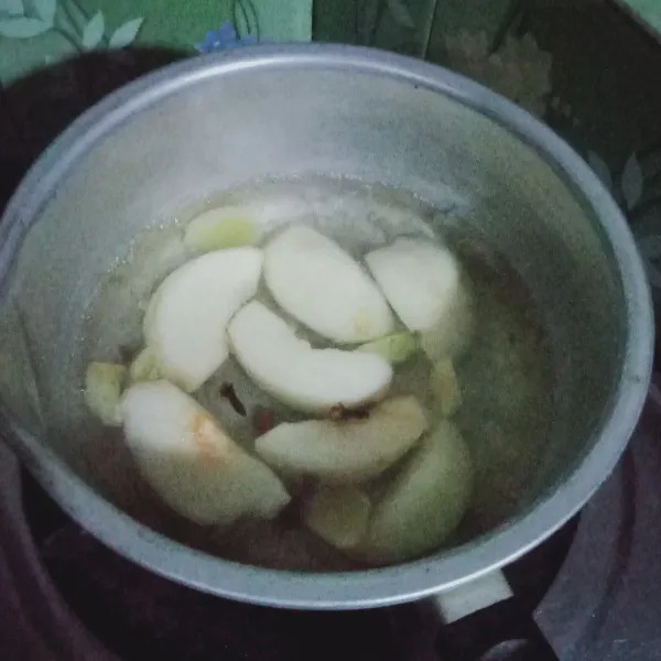 Masuk kan buah pear rebus kembali selama 15 menit angkat saring.