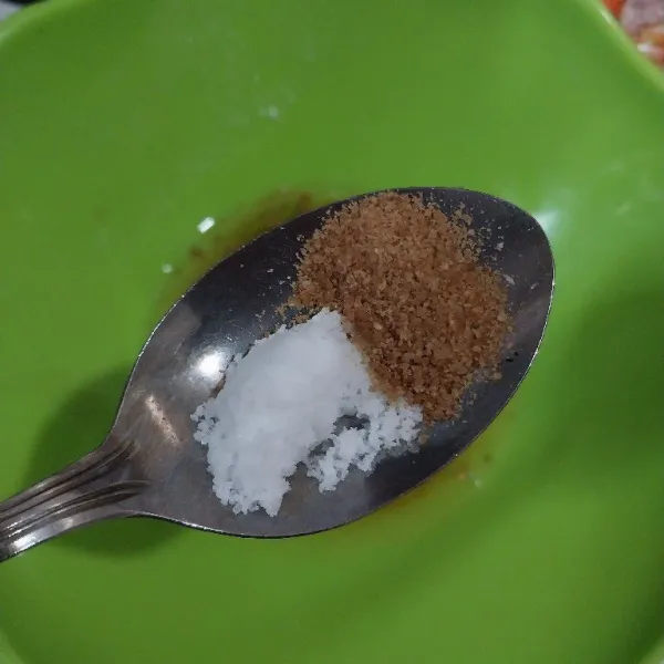 Tambahkan garam dan penyedap rasa