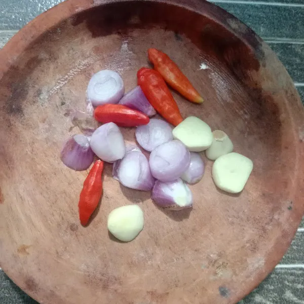 Siapkan bahan yang akan diulek.