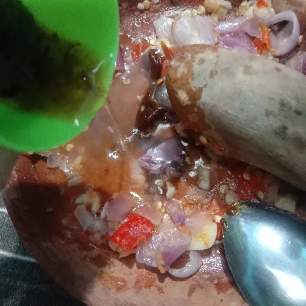 Ulek kasar semua bahan, beri gula merah dan air asam jawa.