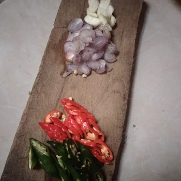 Iris tipis-tipis bawang merah, bawang putih, dan cabe.