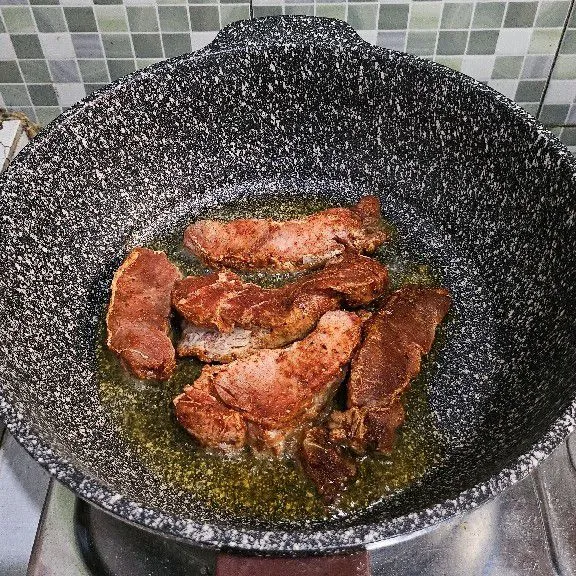 Panaskan minyak goreng secukupnya. Tunggu hingga benar-benar panas. Lalu masukkan daging steak.