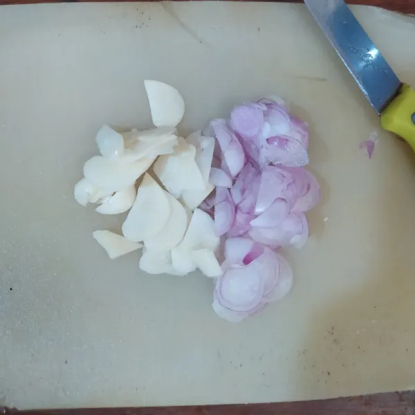Iris bawang merah dan bawang putih.