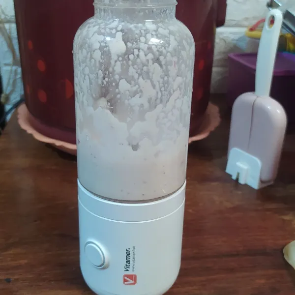 Blender bahan giling 1. Tambahkan minyak secukupnya supaya mudah halus.