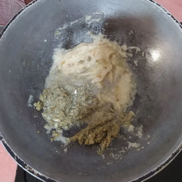 Masukkan bahan giling 1. Tumis sebentar lalu masukkan bahan giling 2.