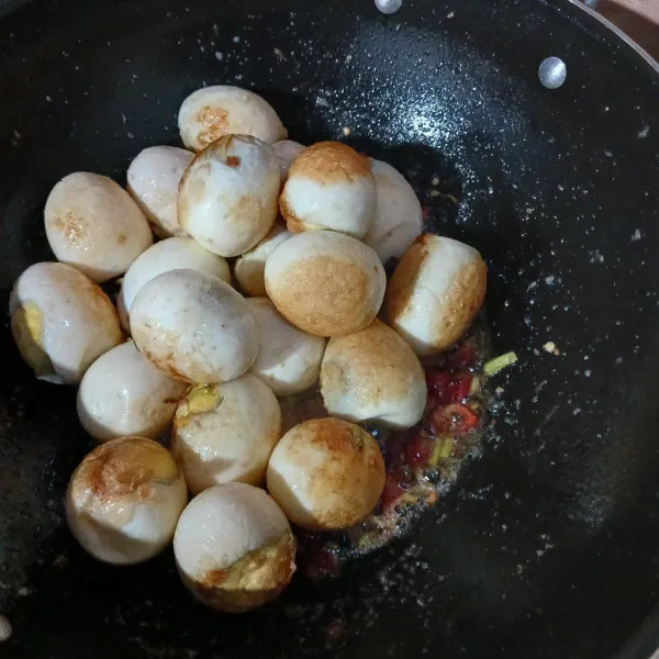 Masukkan telur.