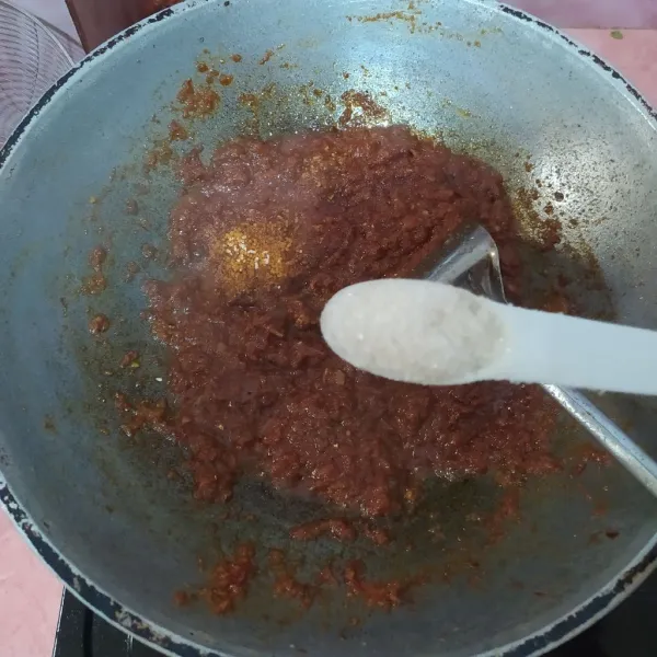 Masukkan bahan giling 3. Bumbui kaldu jamur, pasta asam Jawa, gula dan garam. Masak sampai matang. Koreksi rasa.