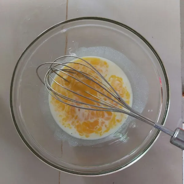 Campur kuning telur, vanili, dan susu, lalu aduk
