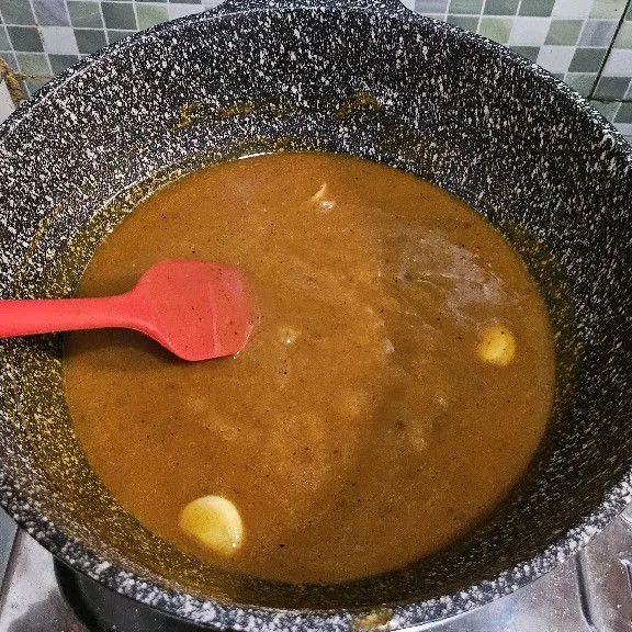 Masak hingga saos mengental. Koreksi rasanya kemudian matikan api.